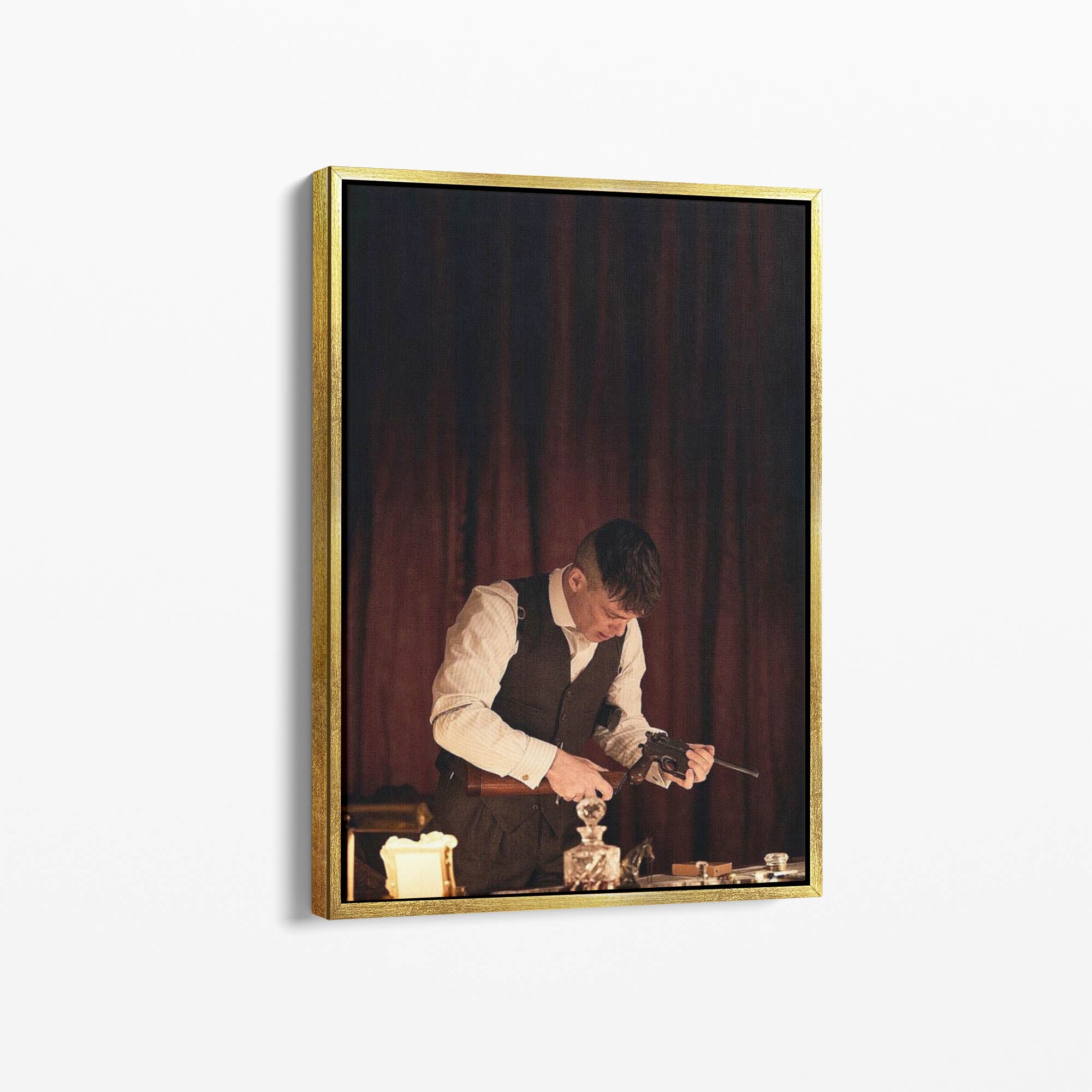 Καμβάς Thomas Shelby με χρυσή κορνίζα, πλάγια γωνία ανάρτησης.