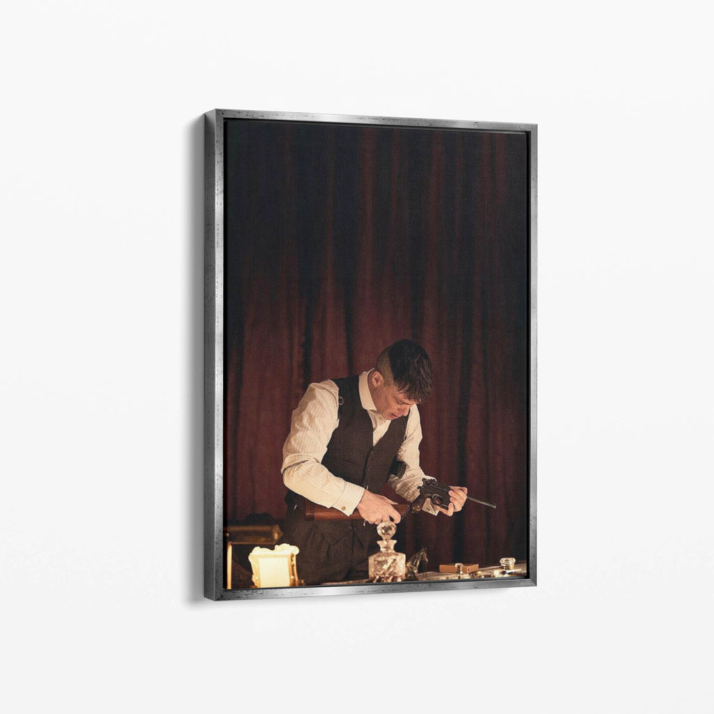 Καμβάς Thomas Shelby με ασημί κορνίζα, πλάγια γωνία ανάρτησης.