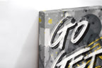 Close-up λεπτομέρεια της εκτύπωσης καμβά Go Get It – Luxury Bunny.