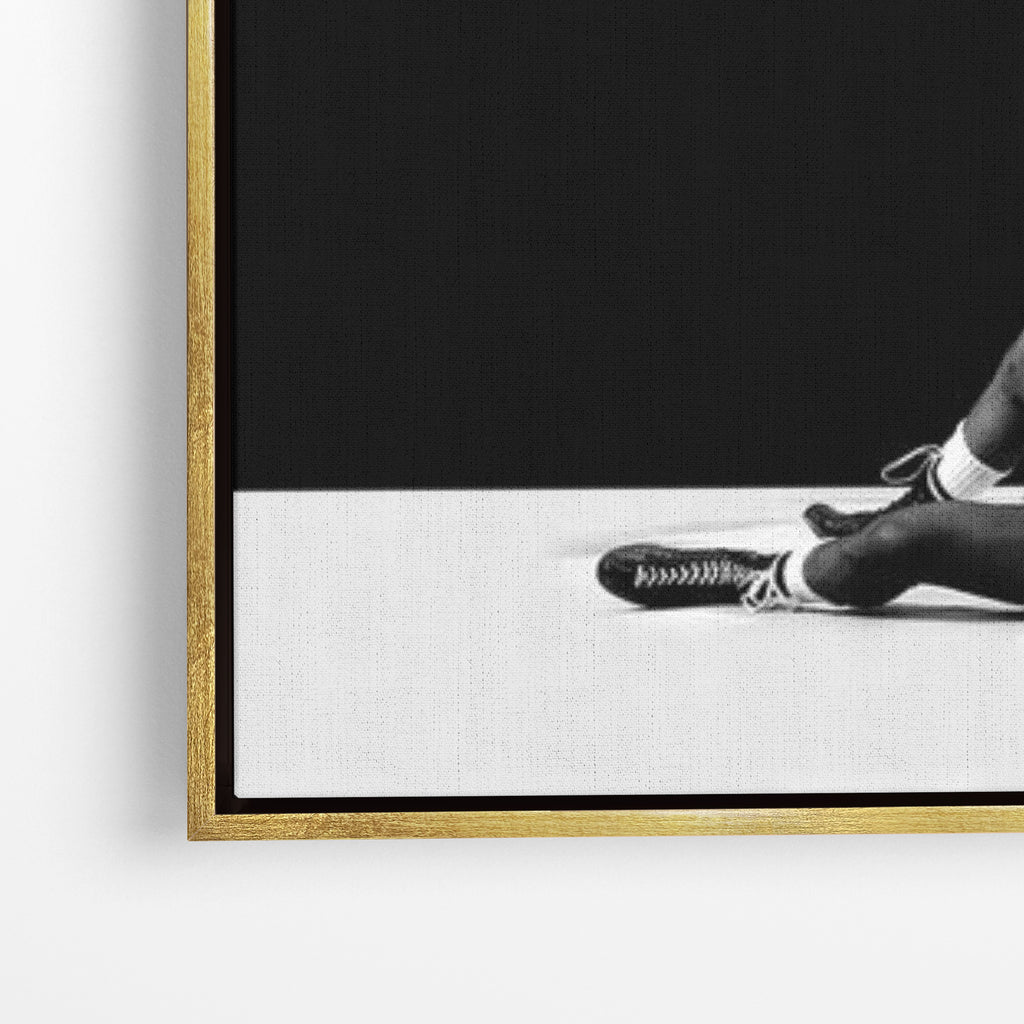 Close-up λεπτομέρεια καμβά Muhammad Ali Victory με χρυσή κορνίζα.
