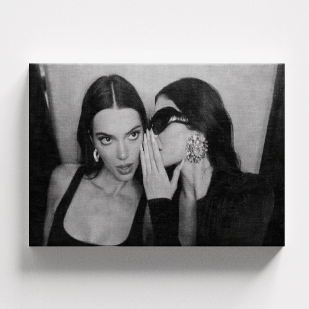 Πίνακας σε καμβά Kylie and Kendall – Whispered Secrets Canvas, χωρίς κορνίζα, μπροστινή όψη.