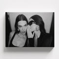 Πίνακας σε καμβά Kylie and Kendall – Whispered Secrets Canvas, χωρίς κορνίζα, μπροστινή όψη.