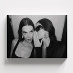 Πίνακας σε καμβά Kylie and Kendall – Whispered Secrets Canvas, χωρίς κορνίζα, μπροστινή όψη.