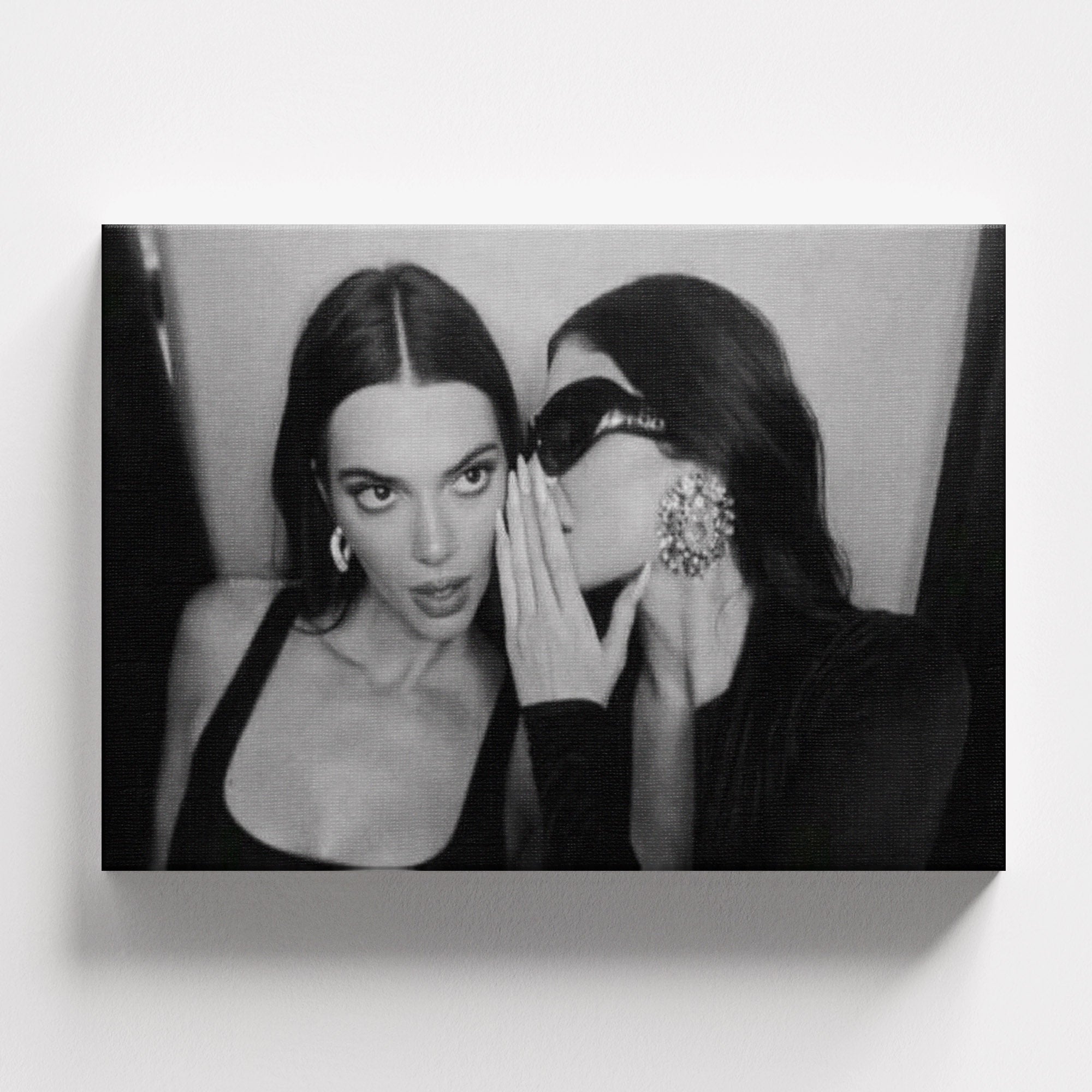 Πίνακας σε καμβά Kylie and Kendall – Whispered Secrets Canvas, χωρίς κορνίζα, μπροστινή όψη.