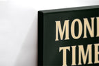 Close-up λεπτομέρεια της εκτύπωσης καμβά Money Talks – Time Listens.