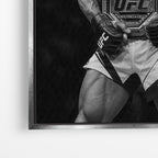 Close-up λεπτομέρεια καμβά Faith - Ufc με ασημί κορνίζα.