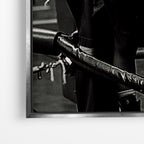 Close-up λεπτομέρεια καμβά Born to Fight με ασημί κορνίζα.