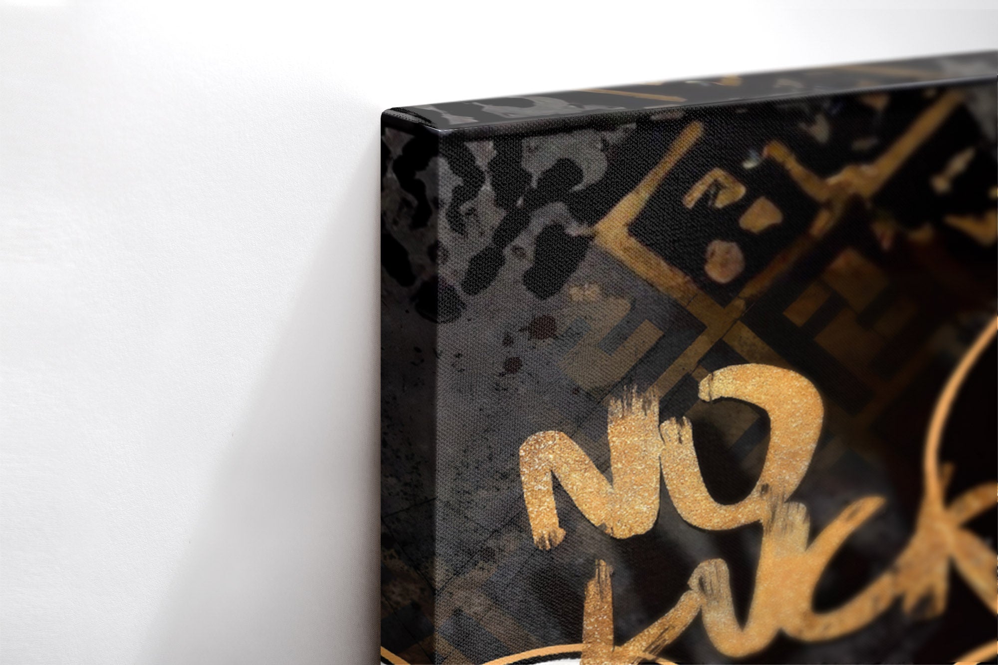 Close-up λεπτομέρεια της εκτύπωσης καμβά No Luck – All Hustle.