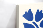 Close-up λεπτομέρεια της εκτύπωσης καμβά Blue Bloom.