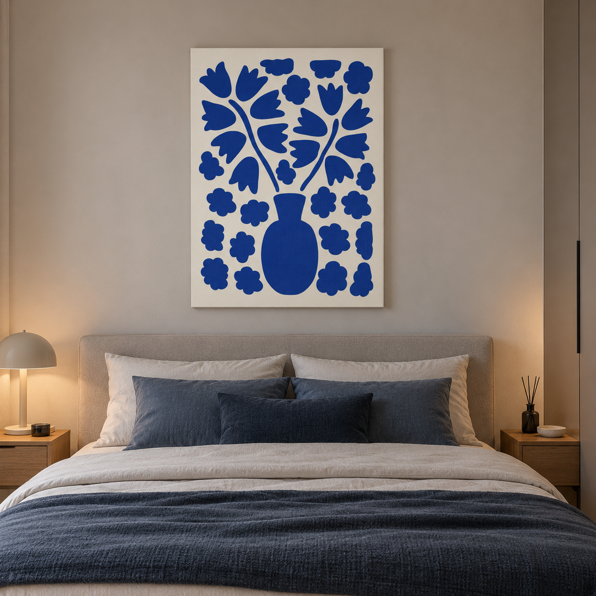 Μπλε floral πίνακας σε μοντέρνα κρεβατοκάμαρα.