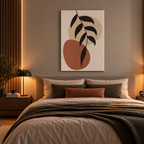 Διακοσμητικός πίνακας σε καμβά Boho Minimal με μαύρα φύλλα και μπεζ-τερακότα σχήματα, τοποθετημένος πάνω από το κρεβάτι σε μοντέρνο υπνοδωμάτιο με ζεστό φωτισμό.