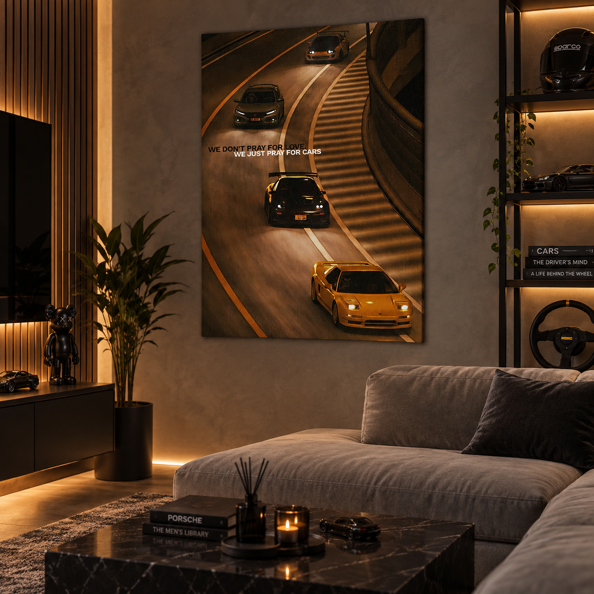 Κάθετος καμβάς με sports cars σε νυχτερινό δρόμο, σε μοντέρνο car-themed σαλόνι με ζεστό φωτισμό.