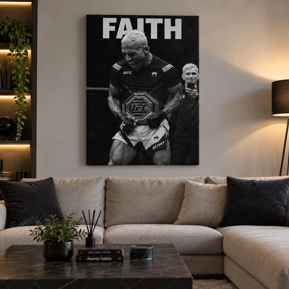 Ασπρόμαυρος MMA πίνακας “FAITH” με πρωταθλητή UFC, σε μοντέρνο και ζεστό σαλόνι.