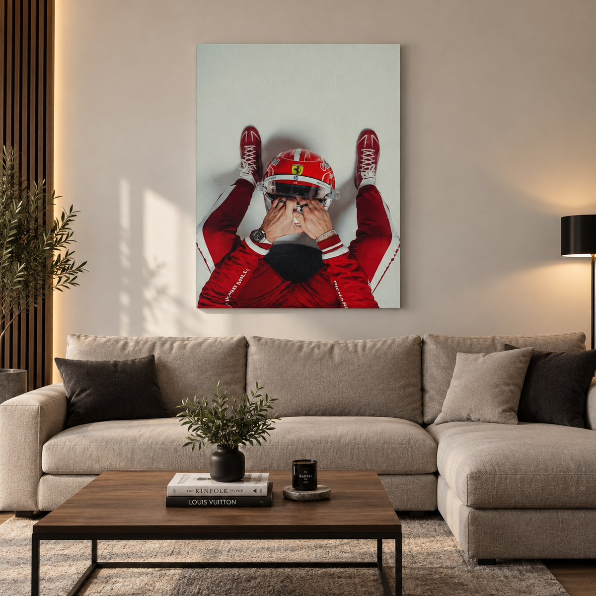 Canvas Ferrari με οδηγό αγώνων σε κόκκινη στολή, τοποθετημένο σε μοντέρνο και ζεστό σαλόνι.