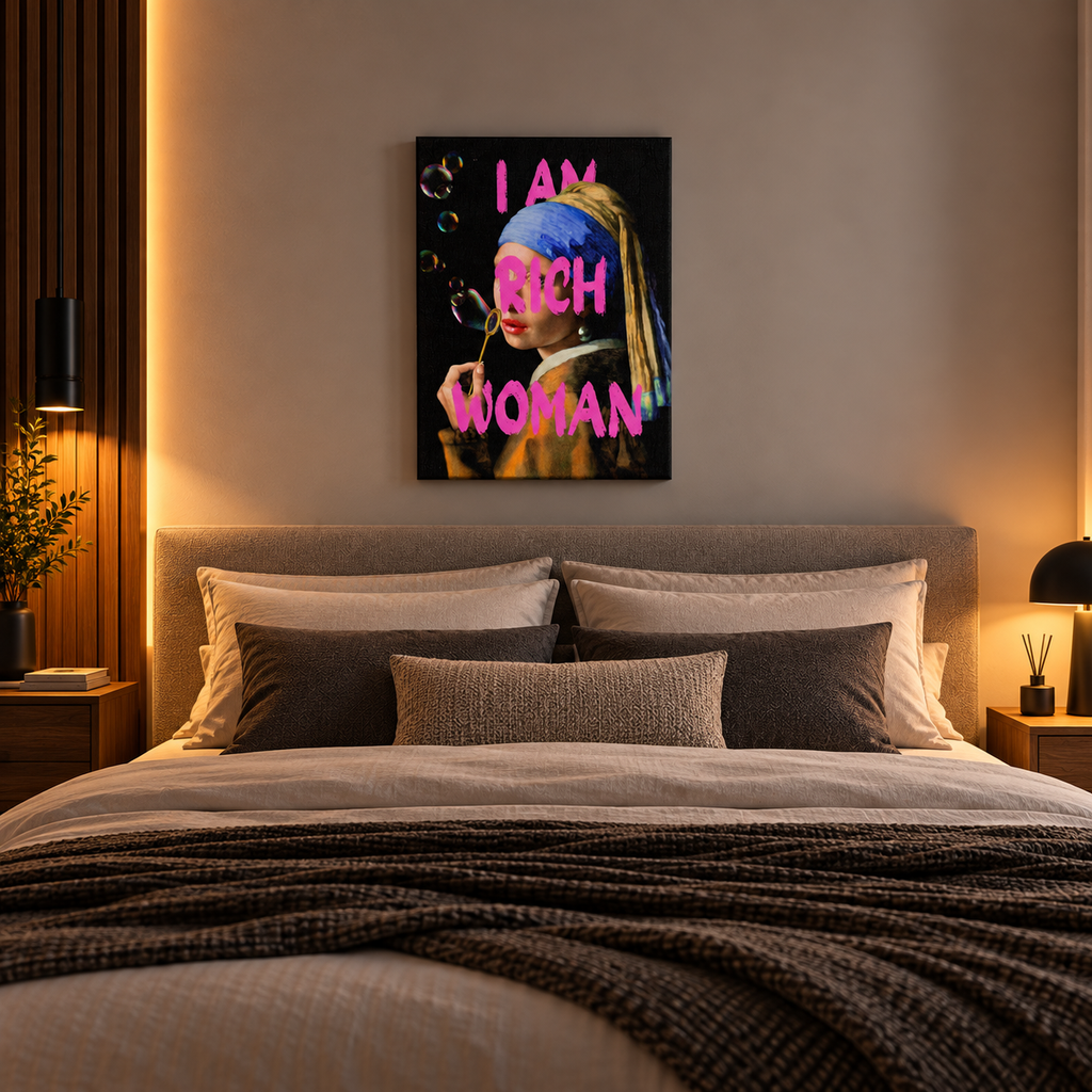 Διακοσμητικός πίνακας I Am Rich Woman με έντονα ροζ γράμματα και το κορίτσι με το μαργαριταρένιο σκουλαρίκι, πάνω από κρεβάτι σε μοντέρνο υπνοδωμάτιο.
