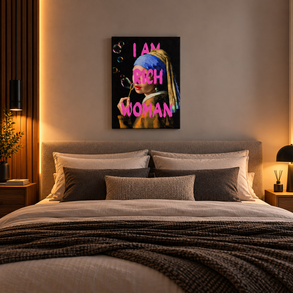 Διακοσμητικός πίνακας I Am Rich Woman με έντονα ροζ γράμματα και το κορίτσι με το μαργαριταρένιο σκουλαρίκι, πάνω από κρεβάτι σε μοντέρνο υπνοδωμάτιο.
