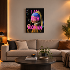 Πίνακας σε καμβά I Am Rich Woman με ροζ graffiti γράμματα και μοντέρνο Pop Art σχέδιο, πάνω από μπεζ καναπέ σε ζεστό σαλόνι.