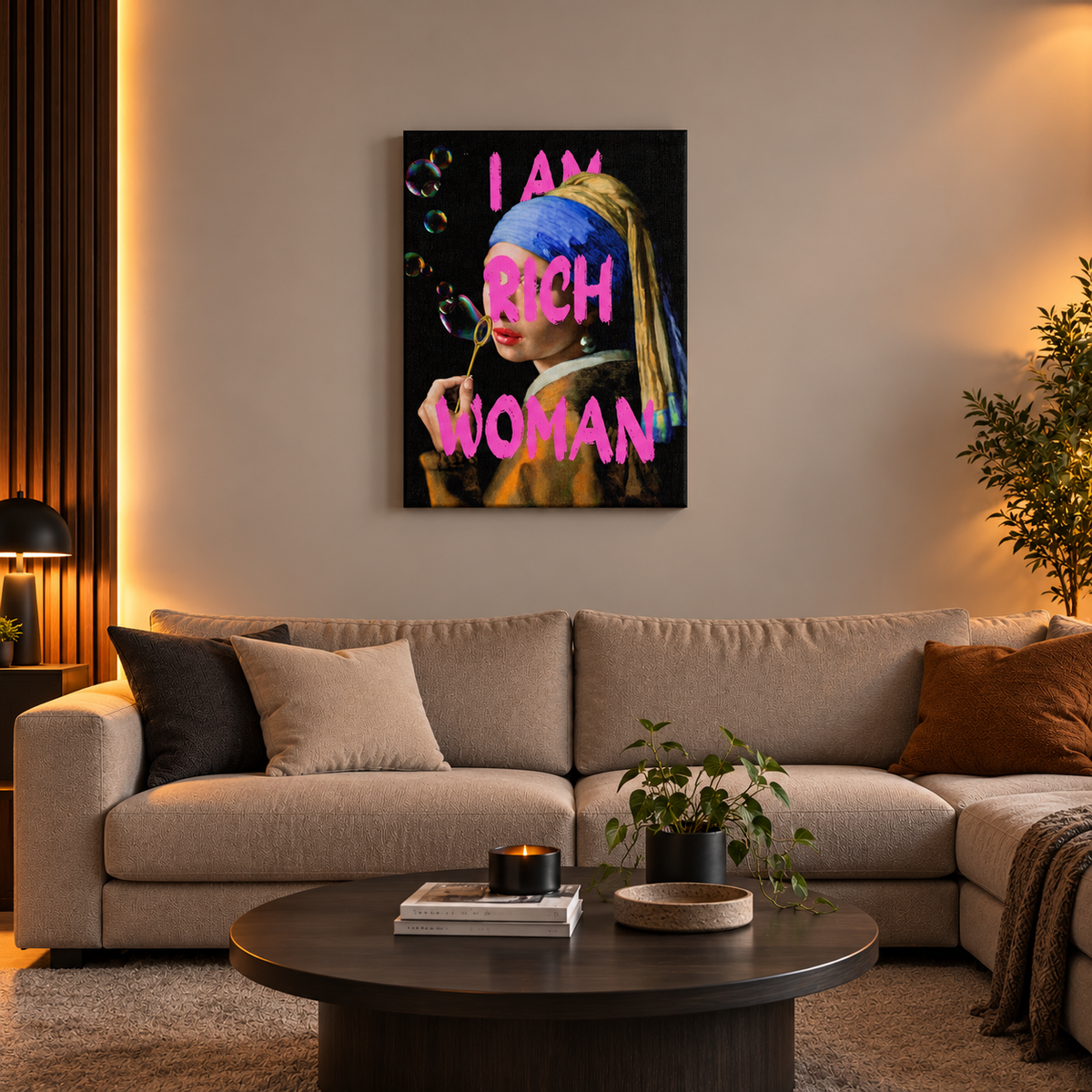 Πίνακας σε καμβά I Am Rich Woman με ροζ graffiti γράμματα και μοντέρνο Pop Art σχέδιο, πάνω από μπεζ καναπέ σε ζεστό σαλόνι.