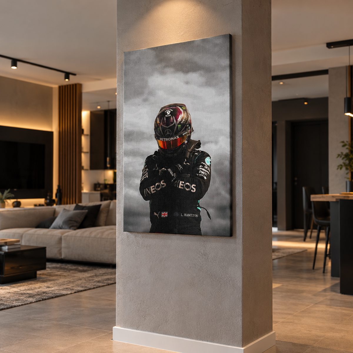 Πίνακας Formula 1 με οδηγό αγώνων σε κολόνα μοντέρνου σπιτιού με ζεστό φωτισμό.