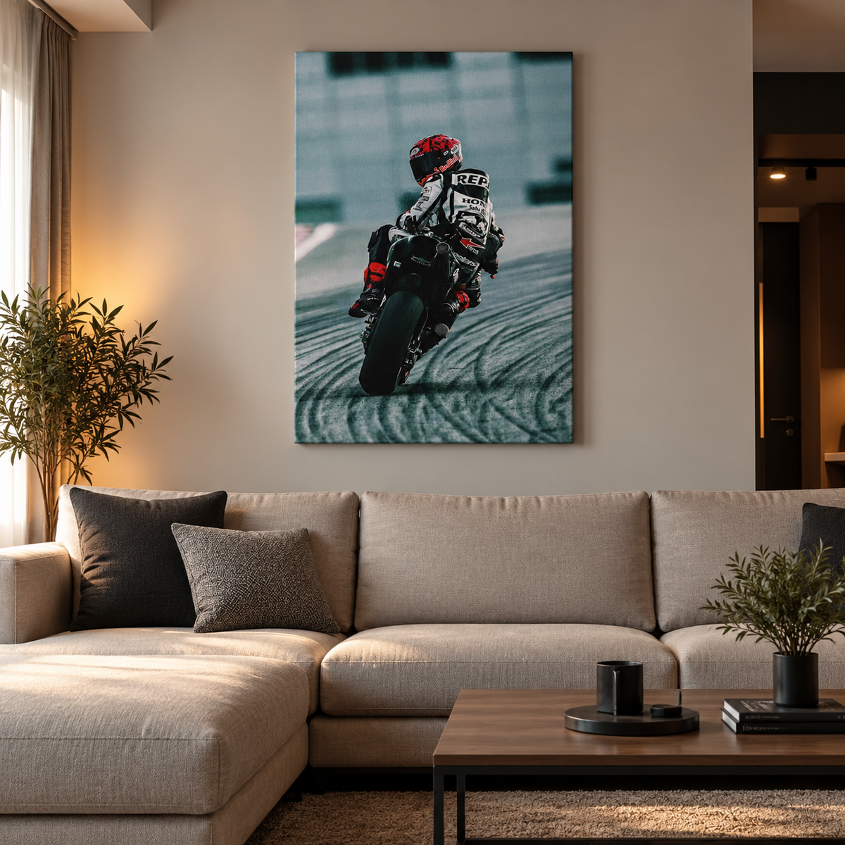 Πίνακας MotoGP με αναβάτη αγώνων σε μοντέρνο και απλό σαλόνι με ζεστό φωτισμό.
