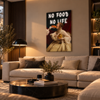 Μοντέρνος πίνακας σε καμβά «NO FOOD NO LIFE» με γυναίκα εποχής που τρώει hot dog, τοποθετημένος πάνω από μπεζ καναπέ σε ζεστό, μοντέρνο σαλόνι.