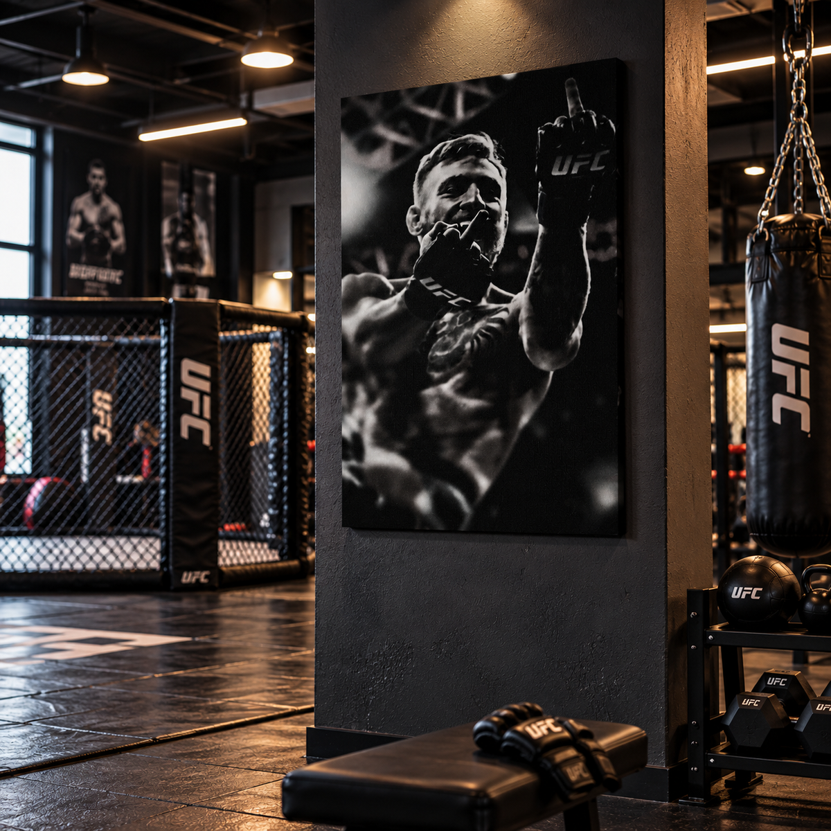 Ασπρόμαυρος πίνακας MMA με μαχητή UFC σε μοντέρνο γυμναστήριο με κλουβί και εξοπλισμό προπόνησης.