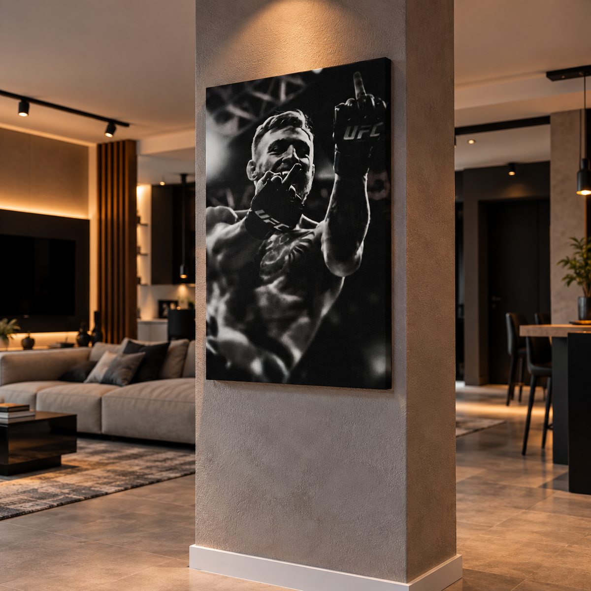 Ασπρόμαυρος πίνακας MMA με μαχητή UFC σε κολόνα μοντέρνου σπιτιού με ζεστό φωτισμό.