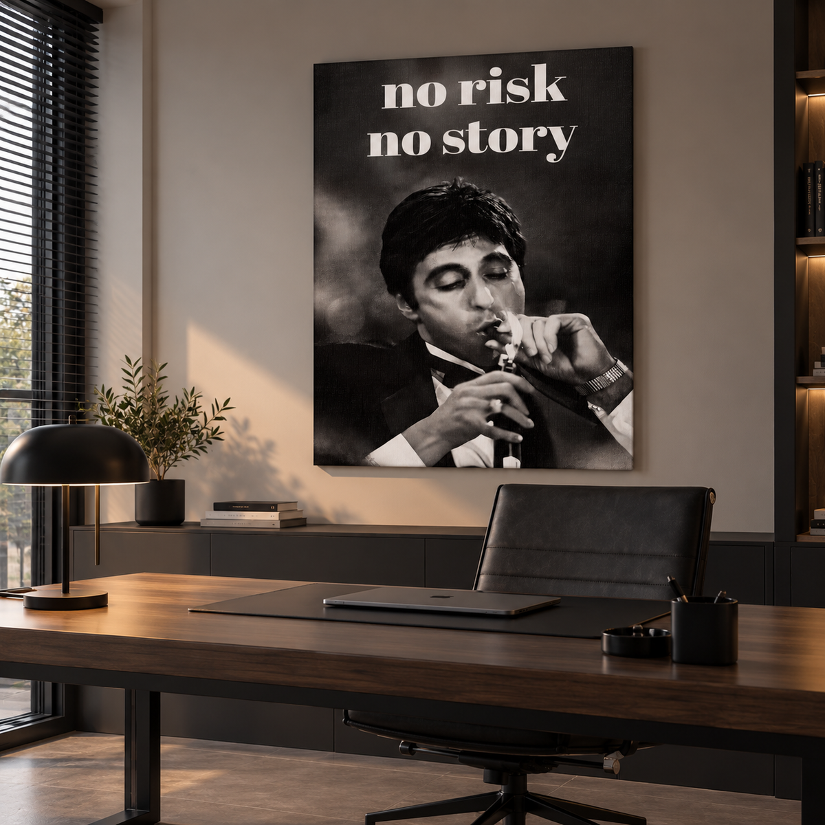“No Risk No Story” canvas σε μοντέρνο επαγγελματικό γραφείο με σκούρα ξύλινα στοιχεία και minimal διακόσμηση.