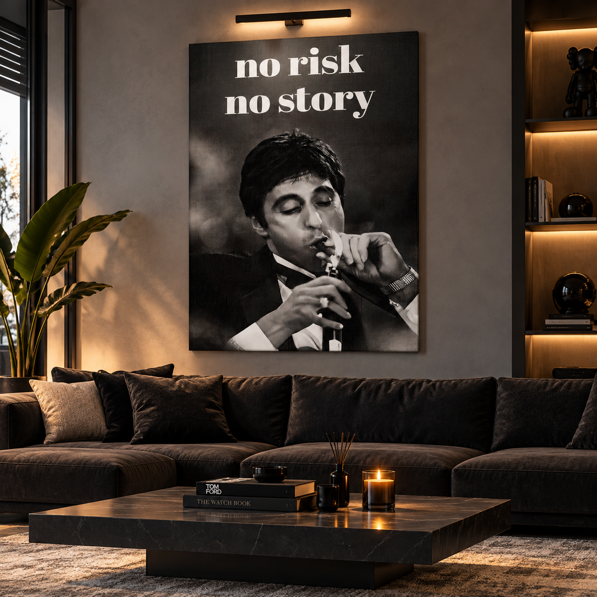 Ασπρόμαυρο “No Risk No Story” canvas σε μοντέρνο minimal σαλόνι με ζεστό φωτισμό.
