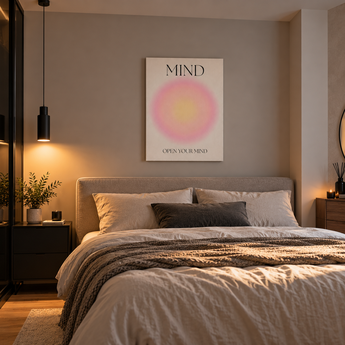 Minimal πίνακας σε καμβά «OPEN YOUR MIND» με παστέλ χρώματα, τοποθετημένος πάνω από το κρεβάτι σε μοντέρνο υπνοδωμάτιο με γήινες αποχρώσεις και ζεστό φωτισμό.