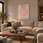 Μοντέρνος πίνακας σε καμβά «MIND – OPEN YOUR MIND» με ροζ και κίτρινες αποχρώσεις, τοποθετημένος πάνω από μπεζ καναπέ σε φωτεινό, μοντέρνο σαλόνι.