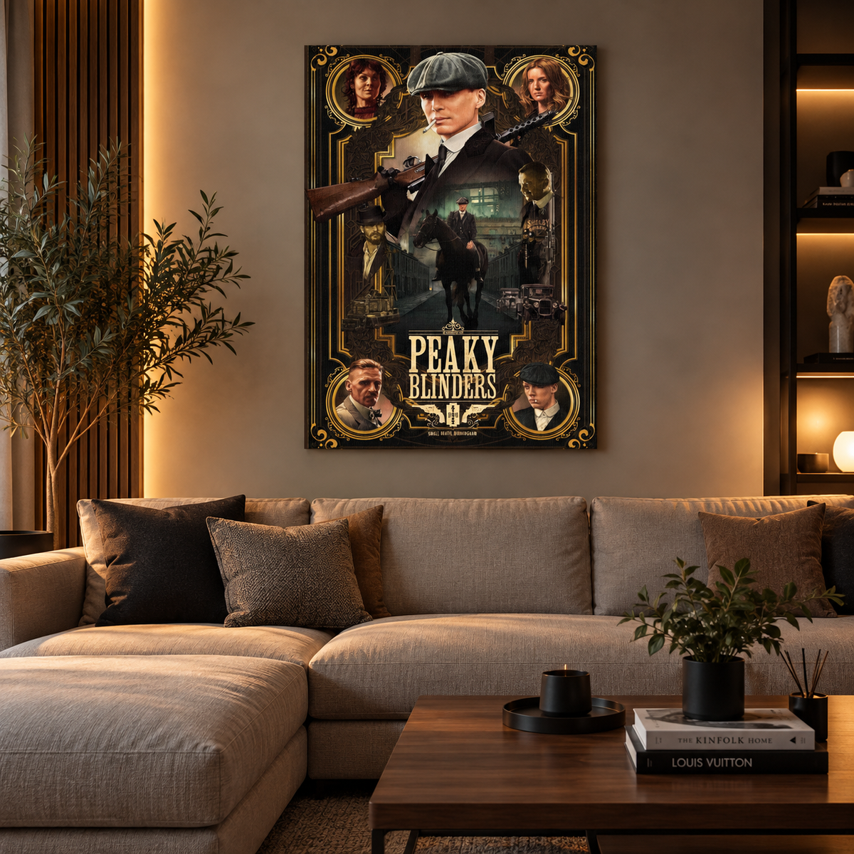 Πίνακας Peaky Blinders με Tommy Shelby σε μοντέρνο σαλόνι με ζεστό φωτισμό και minimal διακόσμηση.