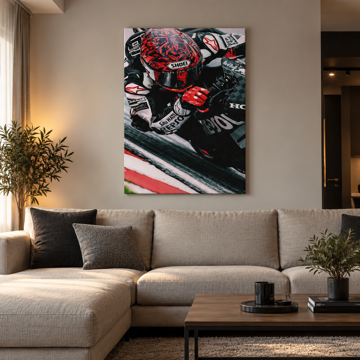 Πίνακας MotoGP με αναβάτη αγώνων σε μοντέρνο, minimal σαλόνι με ζεστό φωτισμό.