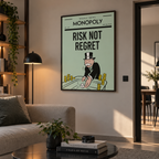 Πίνακας Monopoly «Risk Not Regret» σε μοντέρνο γραφείο σπιτιού.