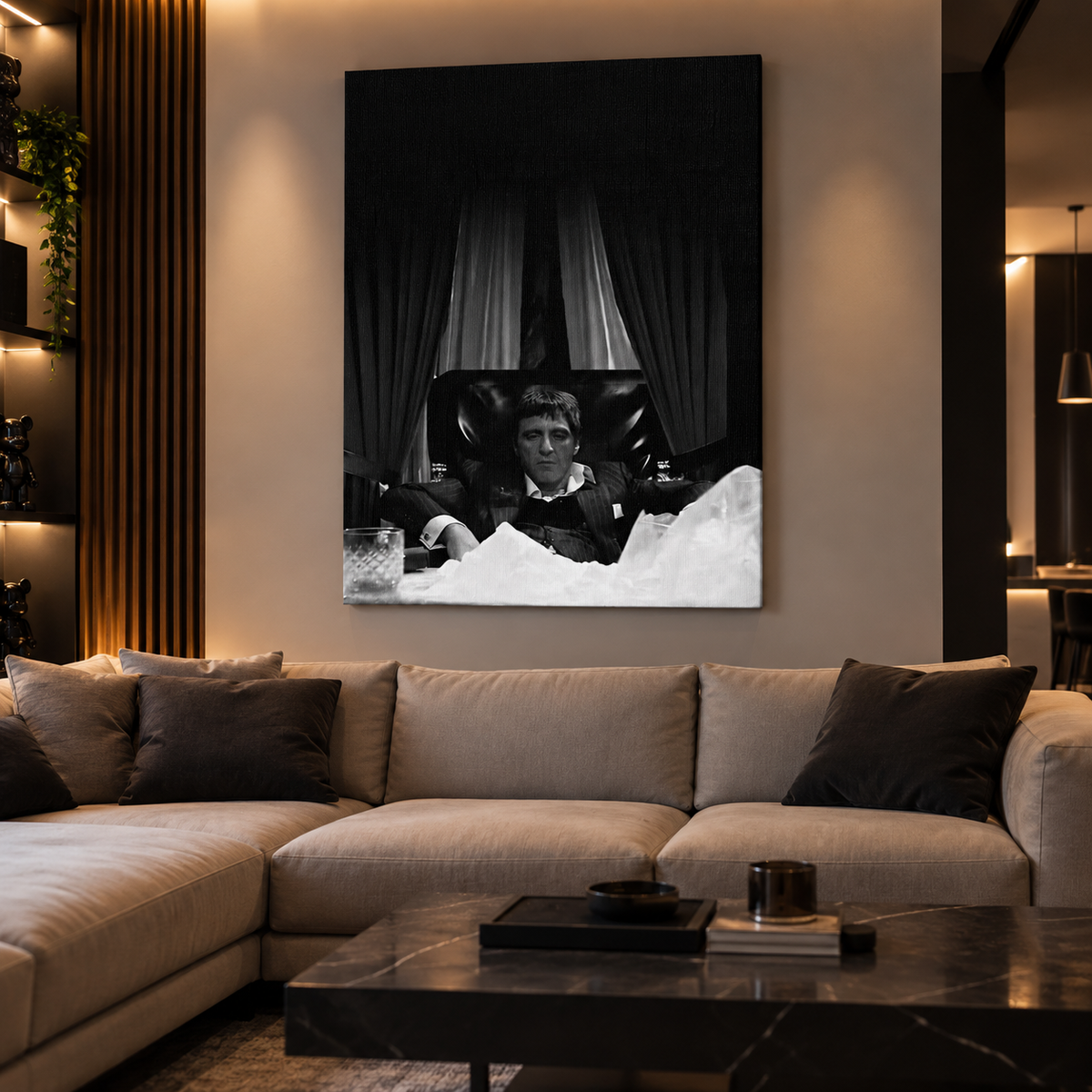 Ασπρόμαυρος πίνακας Tony Montana σε μοντέρνο σαλόνι με σκούρα διακόσμηση και ζεστό φωτισμό.