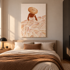 Minimal canvas με γυναικεία φιγούρα σε ζεστές γήινες αποχρώσεις πάνω από κρεβάτι σε μοντέρνο υπνοδωμάτιο.