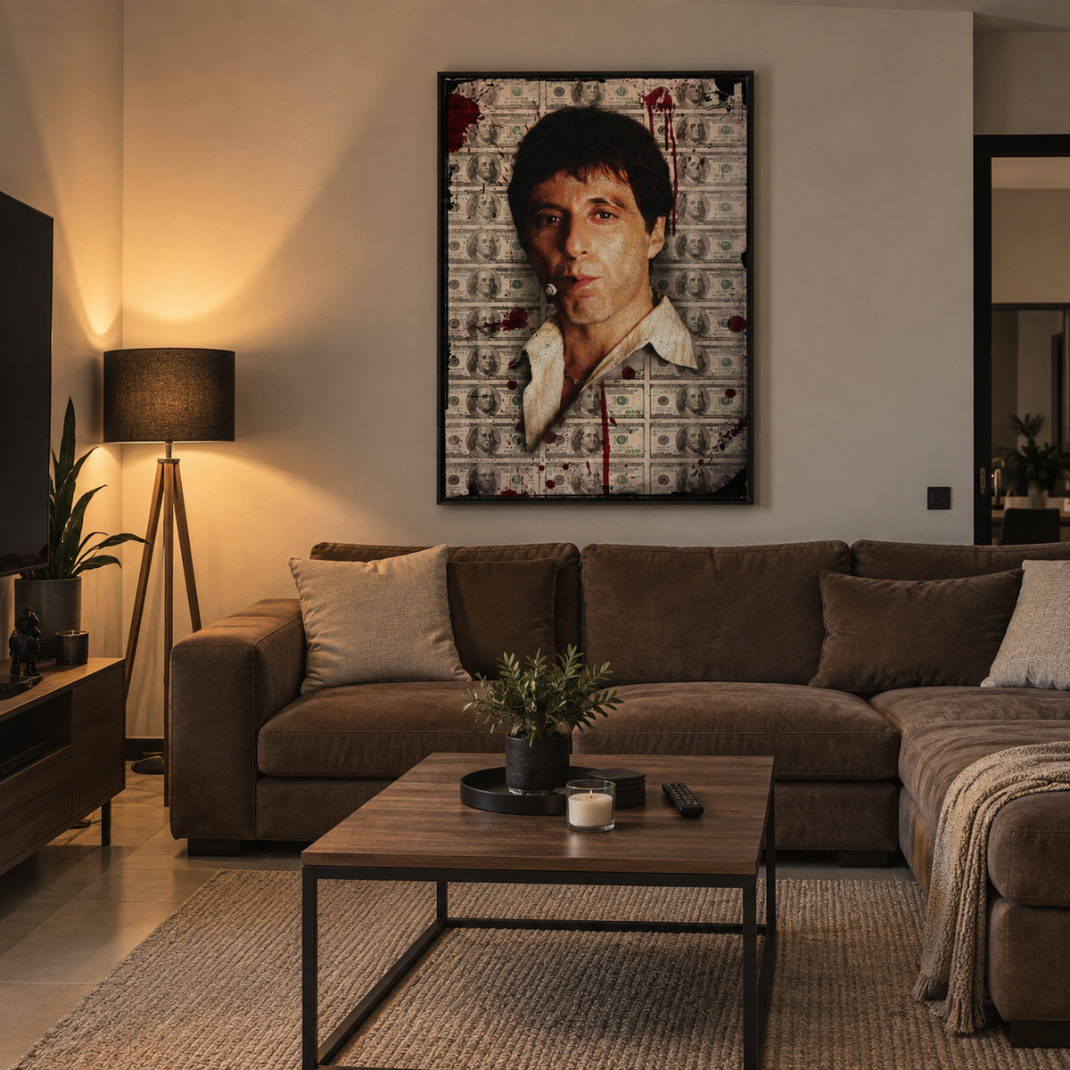 Πίνακας Tony Montana με φόντο δολάρια σε ζεστό μοντέρνο σαλόνι.