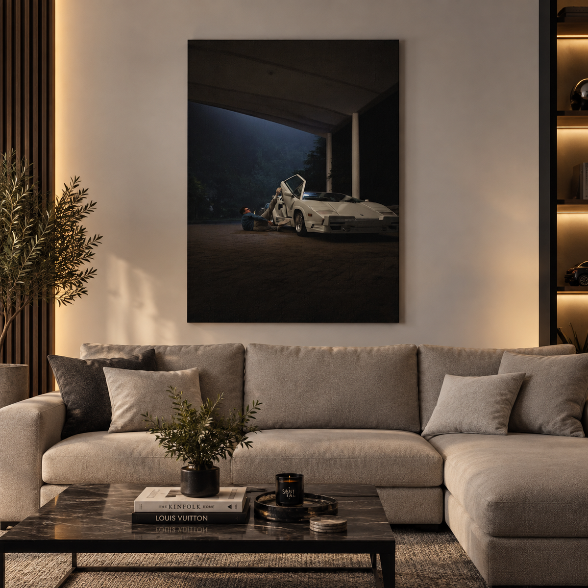 Canvas με λευκό supercar σε νυχτερινό σκηνικό, τοποθετημένο σε μοντέρνο και ζεστό σαλόνι.