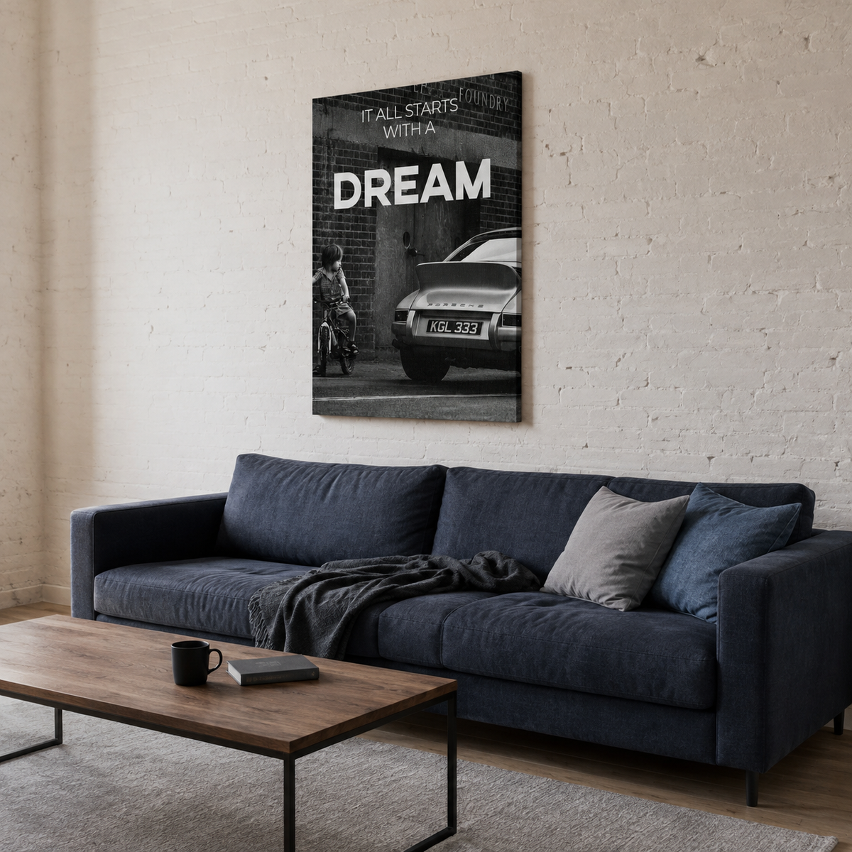 Ασπρόμαυρος πίνακας «It All Starts With a Dream» σε μοντέρνο σαλόνι με μπλε καναπέ.
