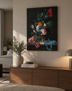 Floral πίνακας με πολύχρωμα λουλούδια σε μοντέρνο και ζεστό χώρο σπιτιού.