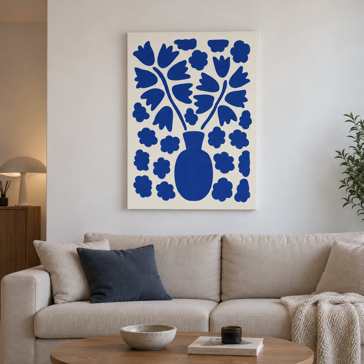 Μπλε floral πίνακας σε απλό μοντέρνο σαλόνι.