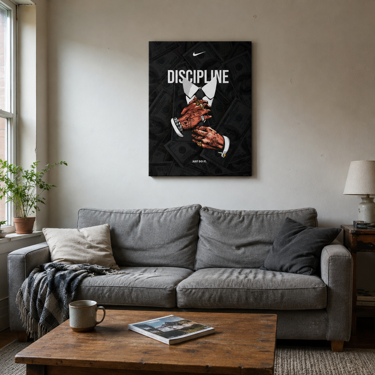 Πίνακας Nike «Discipline» με τατουάζ και χρήματα, σε φυσικό μοντέρνο σαλόνι με γκρι καναπέ.
