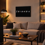 FRIENDS πίνακας καμβά σε ζεστό μοντέρνο σαλόνι με TV και cozy ατμόσφαιρα.