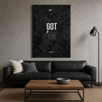 Πίνακας Nike «Got ’Em» με χαρτονομίσματα, σε μοντέρνο σαλόνι με μαύρο δερμάτινο καναπέ.
