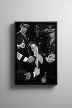 Lana Del Rey με μαύρη κορνίζα