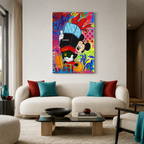 Πολύχρωμος pop-art πίνακας Mickey Mouse με κουτιά πολυτελών brands, σε μοντέρνο σαλόνι με εκρού καναπέ.
