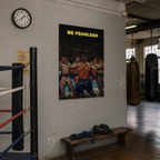 Πίνακας Mike Tyson «Be Fearless» σε industrial γυμναστήριο πυγμαχίας με ρινγκ και σάκους του μποξ.