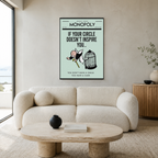 Πίνακας Monopoly «If Your Circle Doesn’t Inspire You» σε φωτεινό μοντέρνο σαλόνι με καναπέ.
