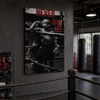 Πίνακας «Never Give Up» με μικρό πυγμάχο σε industrial γυμναστήριο μποξ.