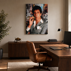 Πίνακας Scarface με τον Tony Montana και πούρο, σε μοντέρνο γραφείο με ξύλινο γραφείο και καφέ δερμάτινη καρέκλα.